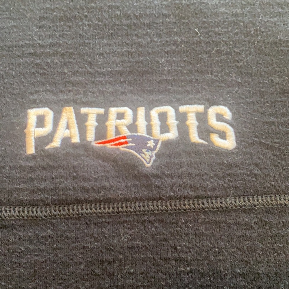 REVERSIBLE Tommy Bahama Patriots NFL Men’s Large Pullover Sweater M3 - Picture 3 of 10